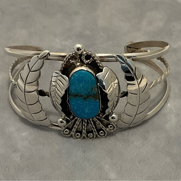 Beautiful vintage Sterling Silver & Turquoise Cuff - Picture 2 of 9